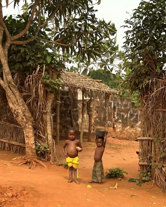 1 hoffnungshaus Vogan christliches Hilfswerk in Afrika Kinder im Eingang